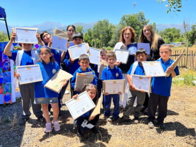 niños y niñas con diploma en evento ambiental de Escuela Corel