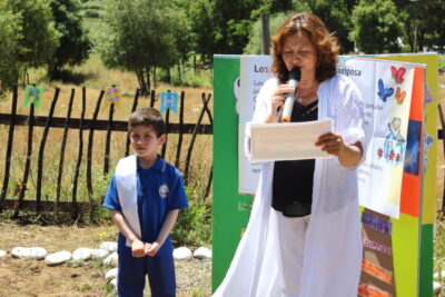 reconocimiento a niño en evento ambiental de Escuela Corel