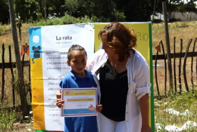 entrega de diploma en evento ambiental de Escuela Corel