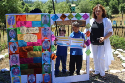 reconocimiento a niños en evento ambiental de Escuela Corel