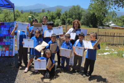 niños recibiendo un diploma en evento ambiental de Escuela Corel