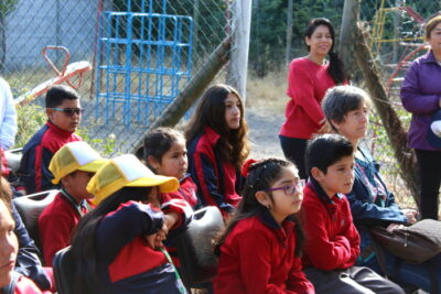 niños y niñas poniendo atención en Escuela Charrúa