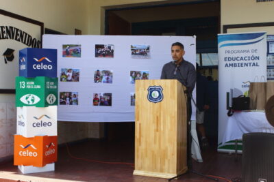 hombre dando un discurso en Escuela Charrúa