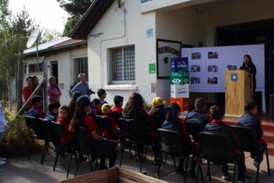 discurso con niños sentados en Escuela Charrúa