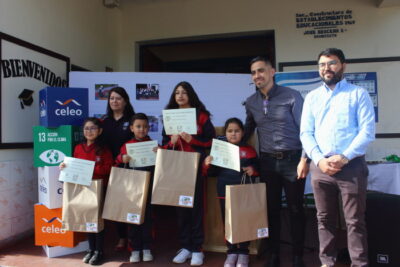 reconocimiento a alumnos en Escuela Charrúa