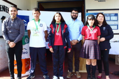 reconocimiento a jóvenes en Escuela Charrúa