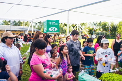 niños sosteniendo botellas PET en encuentro ambiental Rincón Pataguas