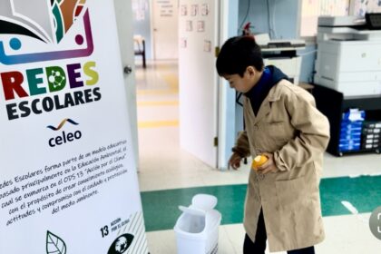 Estudiante, contenedor de reciclaje