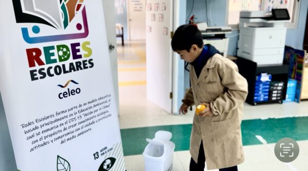 Estudiante, contenedor de reciclaje